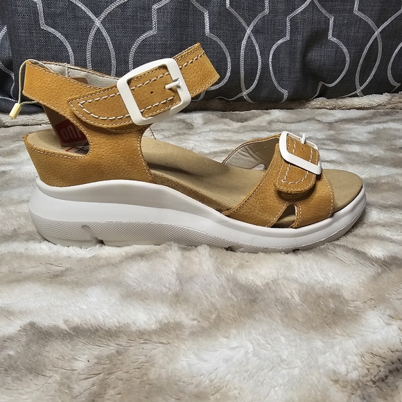 Sz. 39.5 On Feet Wear Sandals - Picture 6 of 8